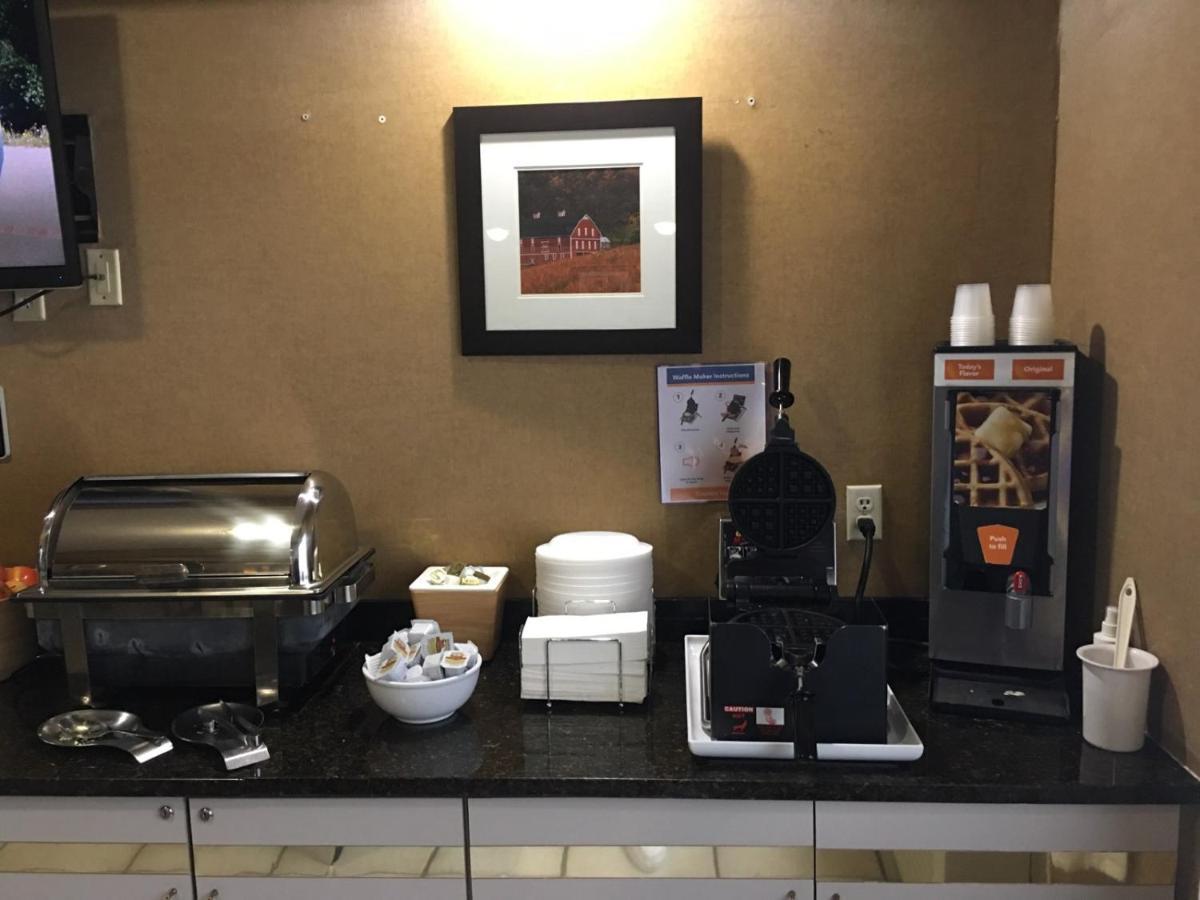 Wingate By Wyndham Pittsburgh New Stanton Hotel Екстериор снимка