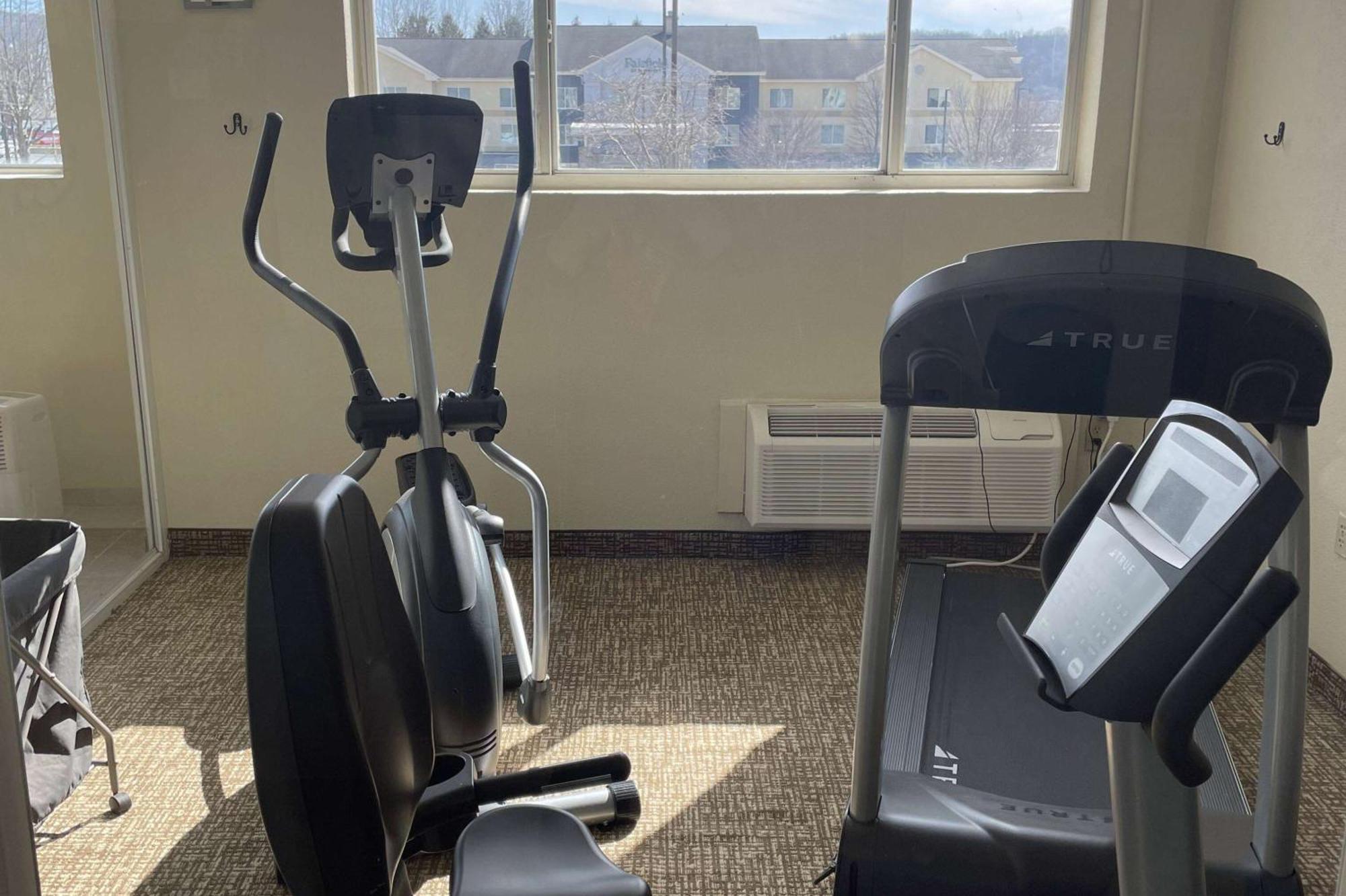 Wingate By Wyndham Pittsburgh New Stanton Hotel Екстериор снимка