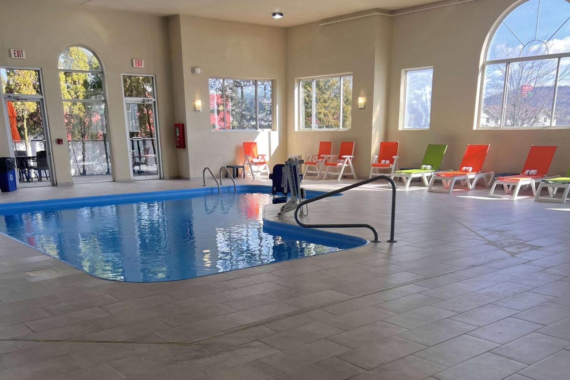 Wingate By Wyndham Pittsburgh New Stanton Hotel Екстериор снимка